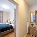 Modern Downtown Retreat Διαμέρισμα *